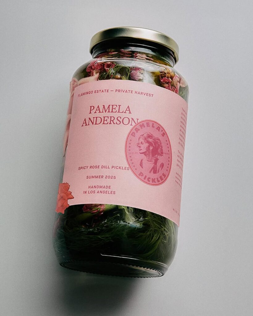 Памела Андерсон випустила мариновані огірки з пелюстками троянд: кошти з продажу передадуть Каліфорнійському центру дикої природи