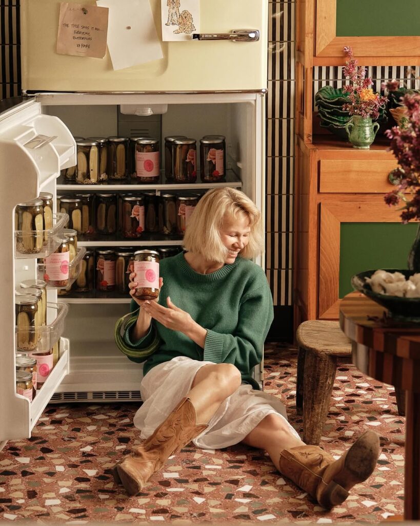 Памела Андерсон випустила мариновані огірки з пелюстками троянд: кошти з продажу передадуть Каліфорнійському центру дикої природи