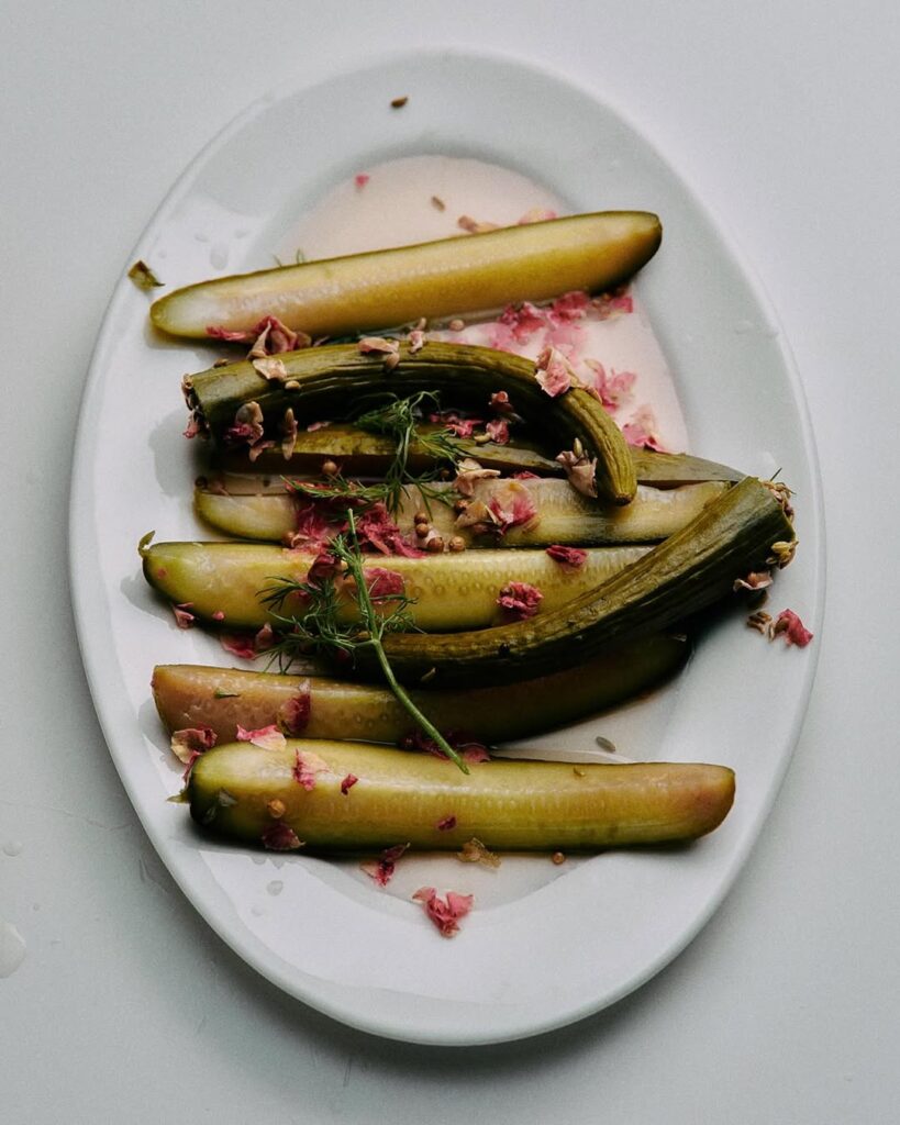 Памела Андерсон випустила мариновані огірки з пелюстками троянд: кошти з продажу передадуть Каліфорнійському центру дикої природи