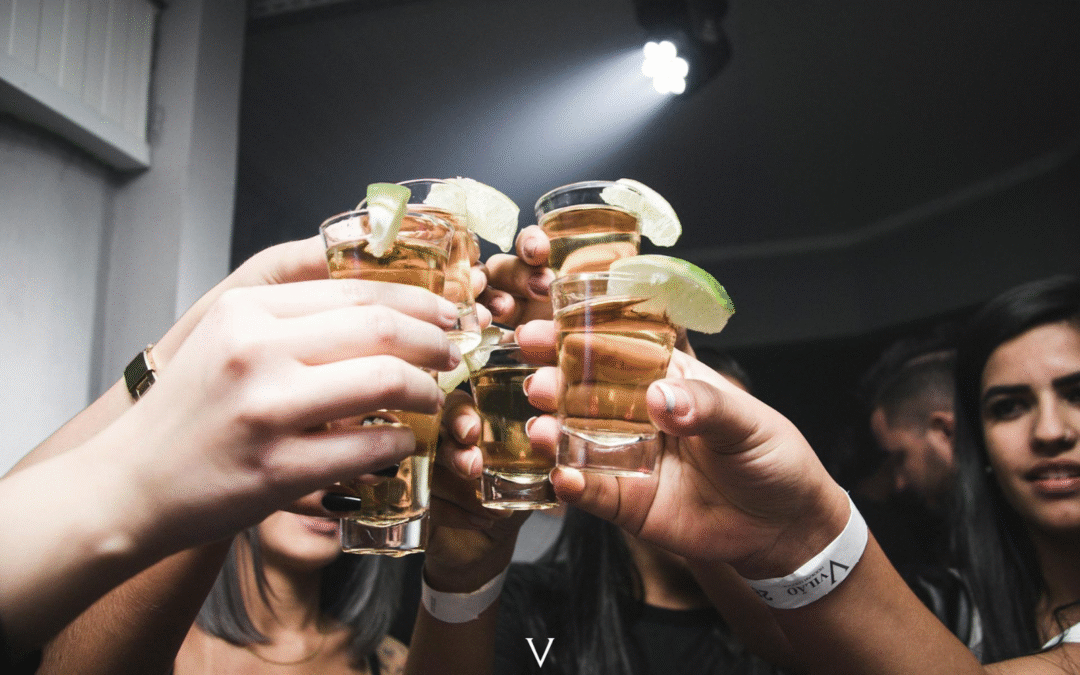 Науковці створили браслет, що виявляє наркотики в напоях, щоб убезпечити жінок від зґвалтування