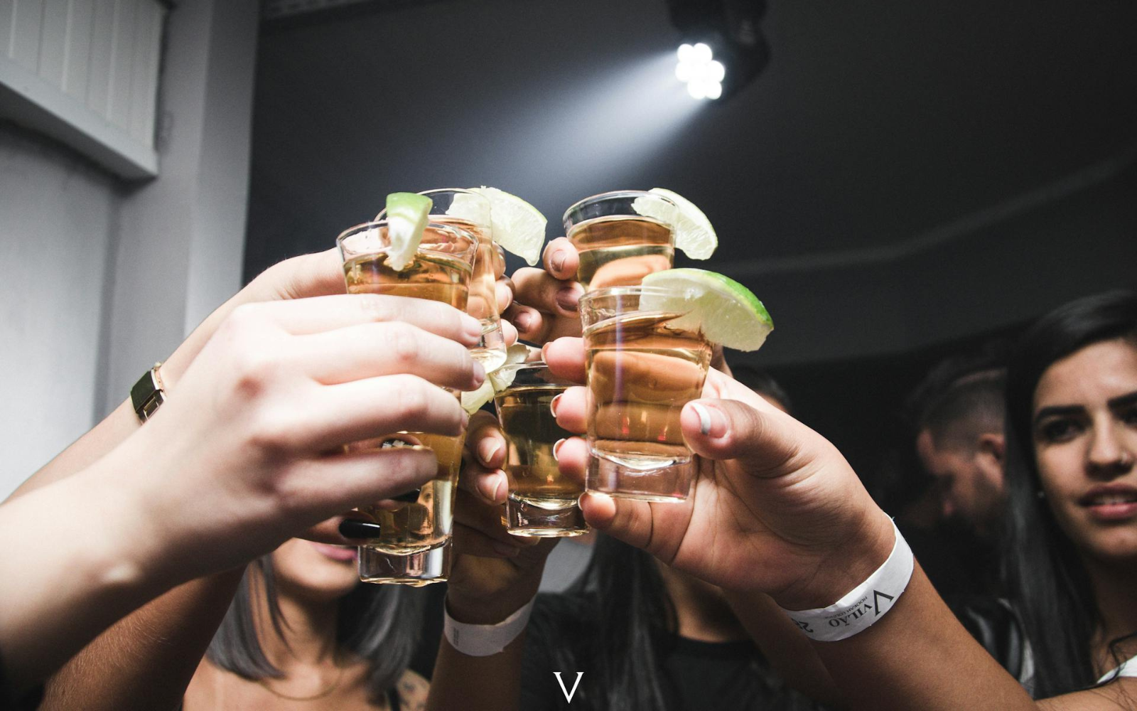 Науковці створили браслет, що виявляє наркотики в напоях, щоб запобігти зґвалтуванню