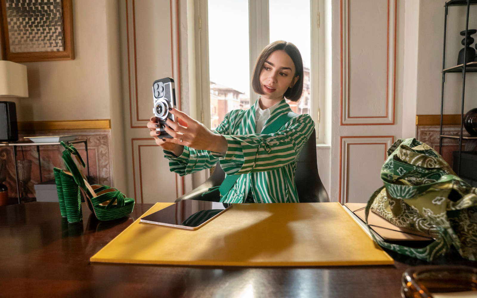 Netflix назвав дату релізу п’ятого сезону серіалу «Емілі в Парижі» та показав перші кадри