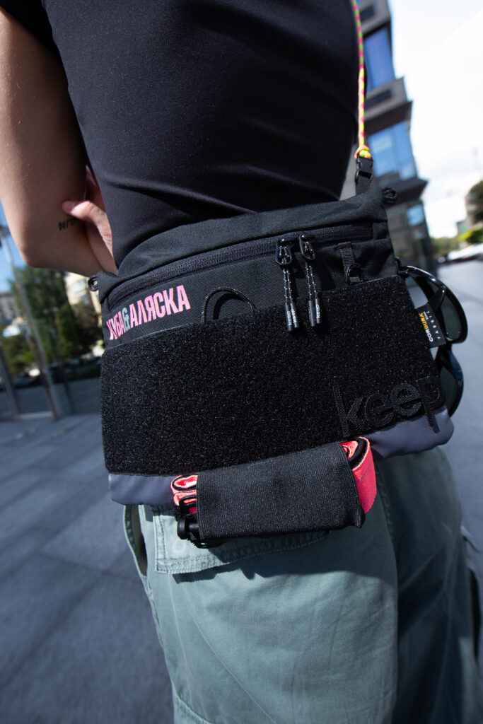 «Хто готовий — той врятований». Бренд keep® спільно з рухом VETERANKA випустив лімітовану серію сумок із турнікетом, присвячену героїням фільму «Куба & Аляска»