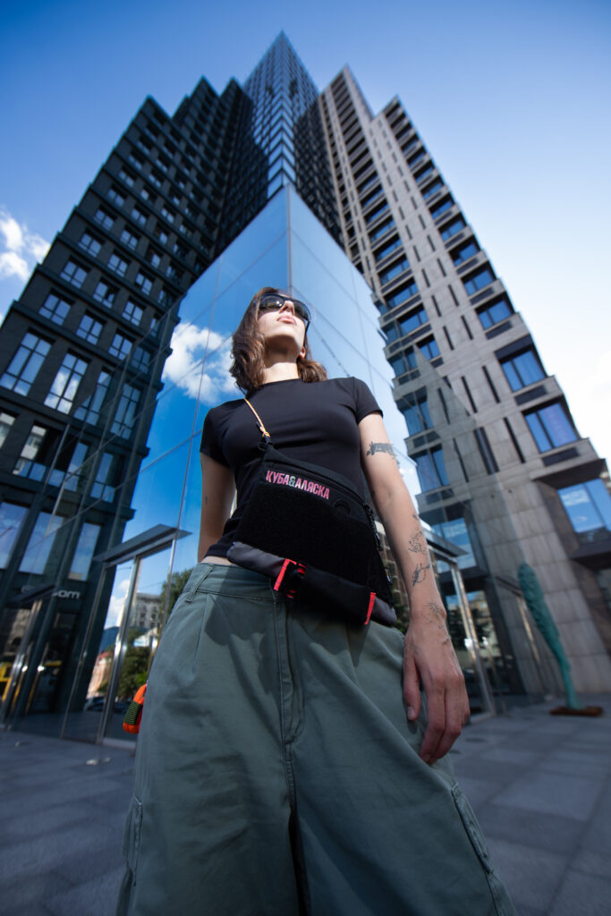 «Хто готовий — той врятований». Бренд keep® спільно з рухом VETERANKA випустив лімітовану серію сумок із турнікетом, присвячену героїням фільму «Куба & Аляска»