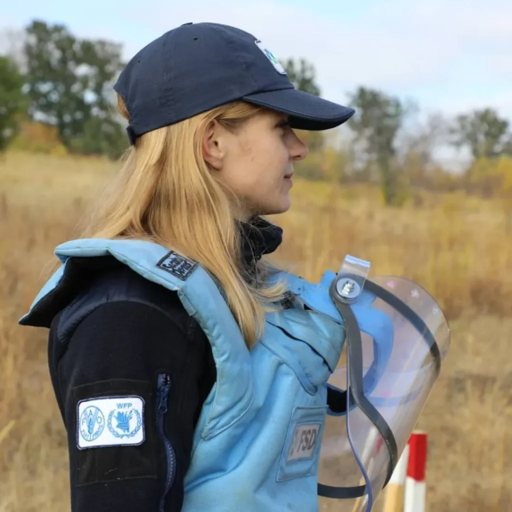 «Жінки у розмінуванні». У Києві відкрили фотовиставку, присвячену українкам, які працюють у сфері протимінної діяльності