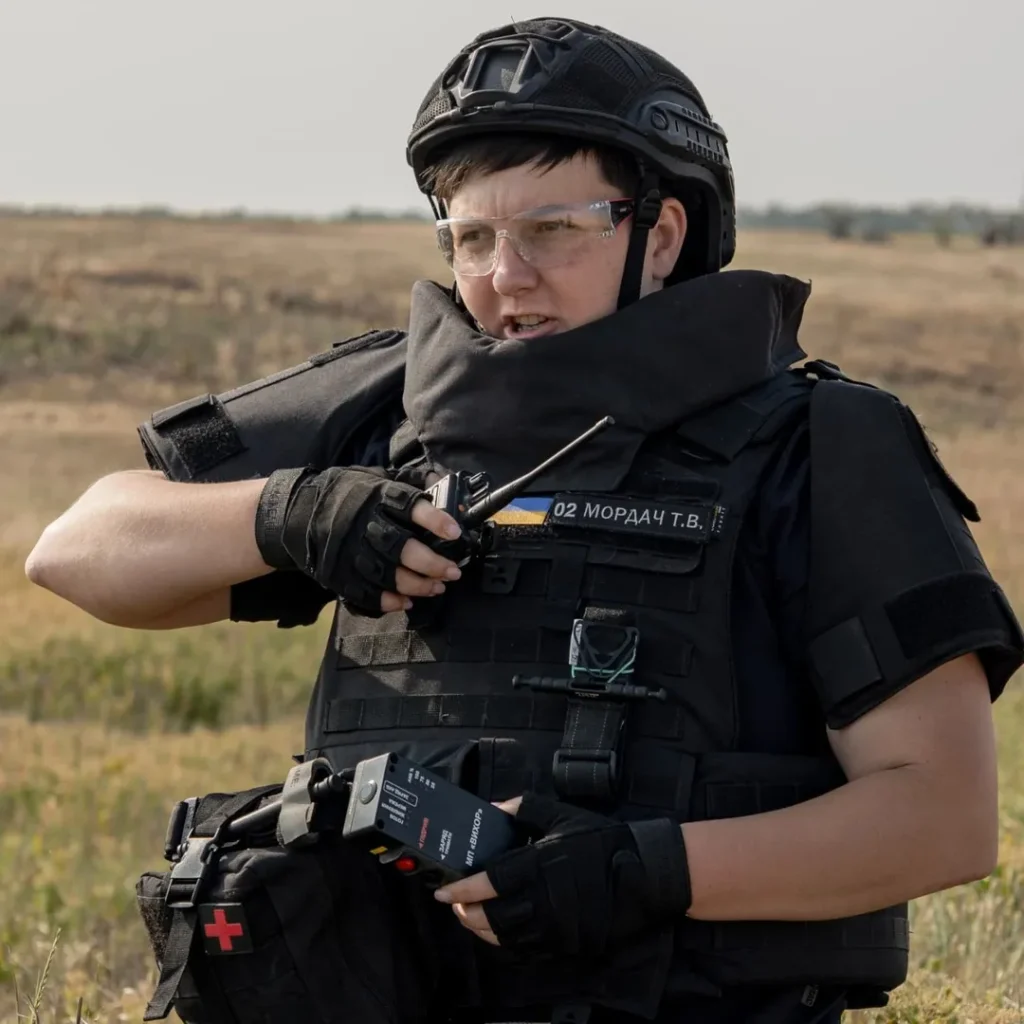 «Жінки у розмінуванні». У Києві відкрили фотовиставку, присвячену українкам, які працюють у сфері протимінної діяльності