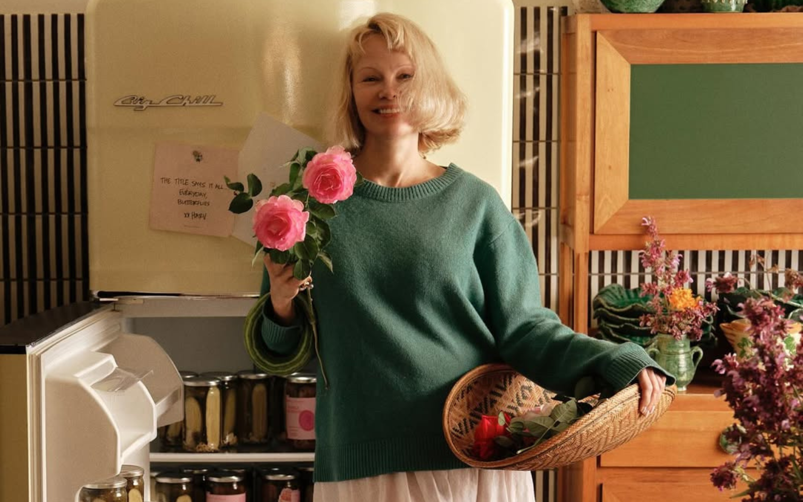 Памела Андерсон випустила мариновані огірки з пелюстками троянд