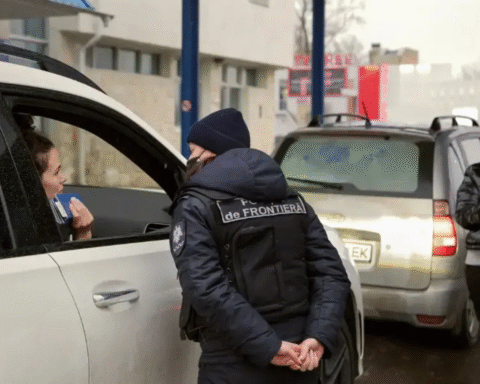 Кабмін частково скасував заборону виїзду за кордон для депутаток