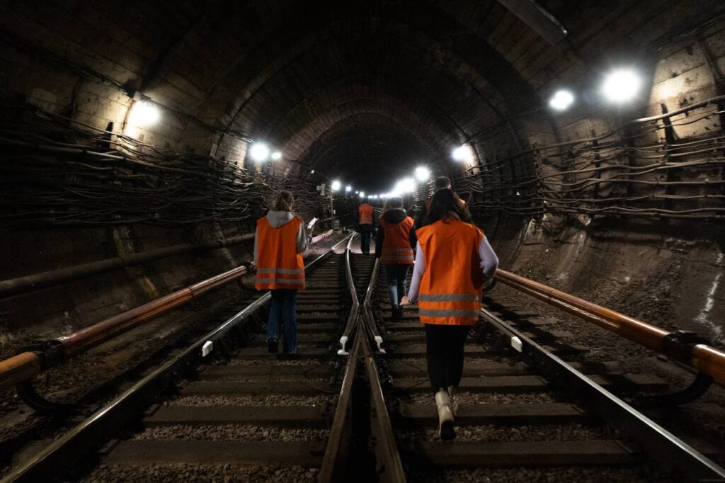 «Це тисячі тонн металу, але тільки люди запускають його в рух». Інтерв’ю з комунікаційницею Київського метрополітену Оксаною Никифорук