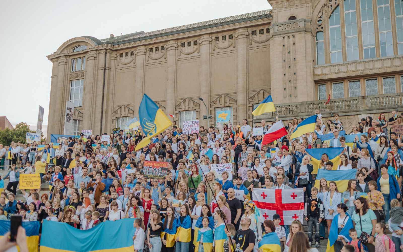 Відомі польські жінки вимагають відновити допомогу українським біженкам
