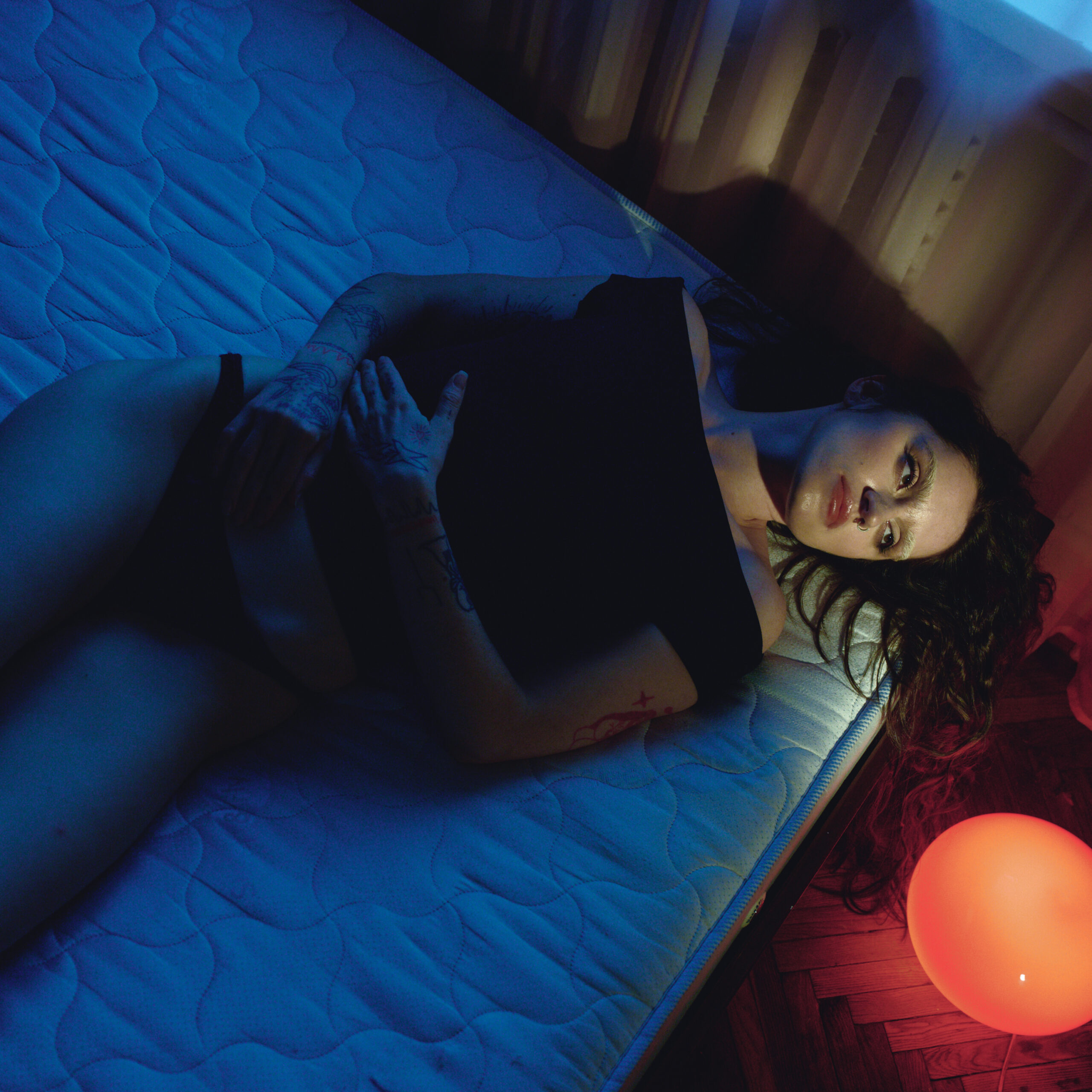 «Постійна присутність відсутнього батька». Співачка ТУЧА презентує два кліпи на пісню «Мала»