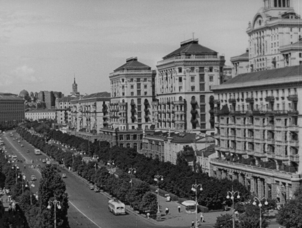 Архівні кадри Києва 60-х ожили у музиці. Мар’яна Головко зняла кліп до переосмисленої композиції «З якої ти пісні?»