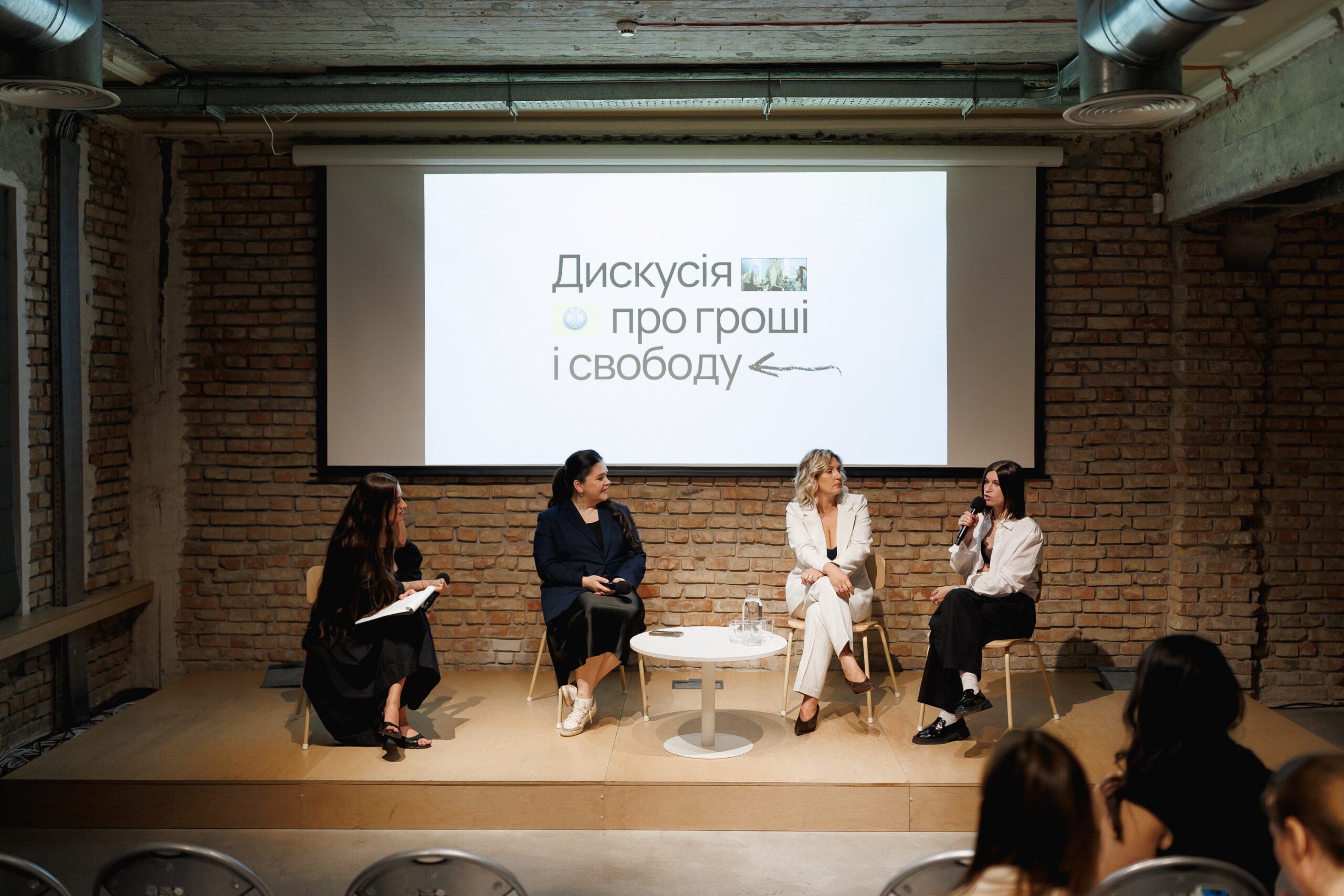 В Україні проведуть безоплатний курс із фінансової грамотності для жінок «Розраховую на себе»