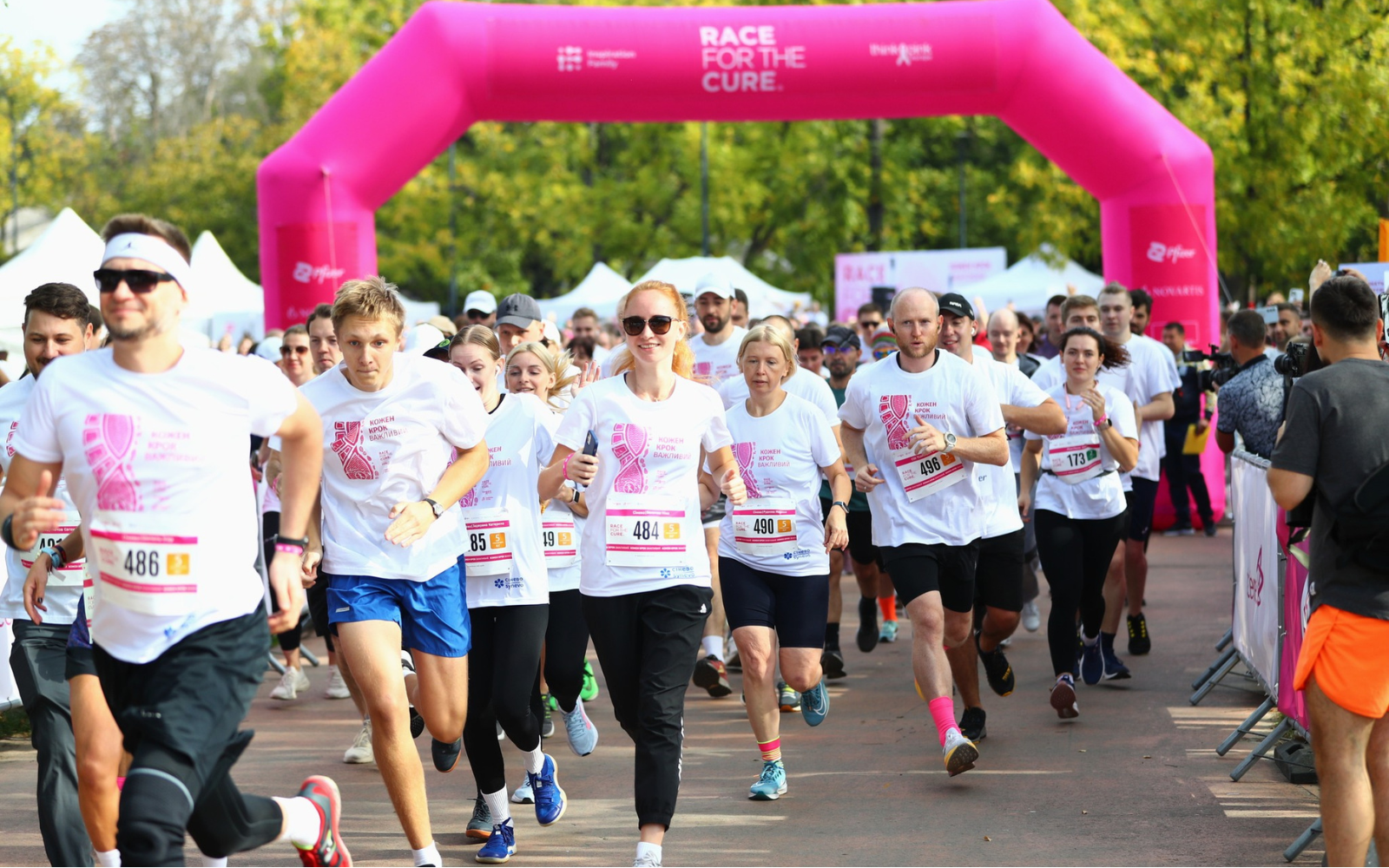 28 вересня у Києві проведуть благодійний забіг Race for the Cure 2025, щоб зібрати 2,5 мільйона гривень на ліки для жінок з раком грудей