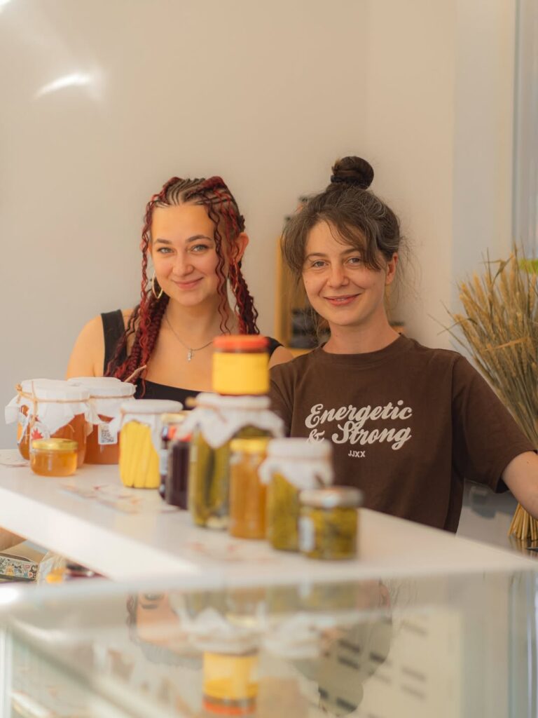 «Лавка деокупації». Як Мер’ям Йол та Наталі Артюшенко створили проєкт для підтримки мешканців прифронтових селищ