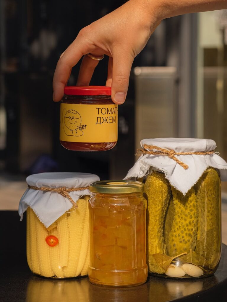 «Лавка деокупації». Як Мер’ям Йол та Наталі Артюшенко створили проєкт для підтримки мешканців прифронтових селищ