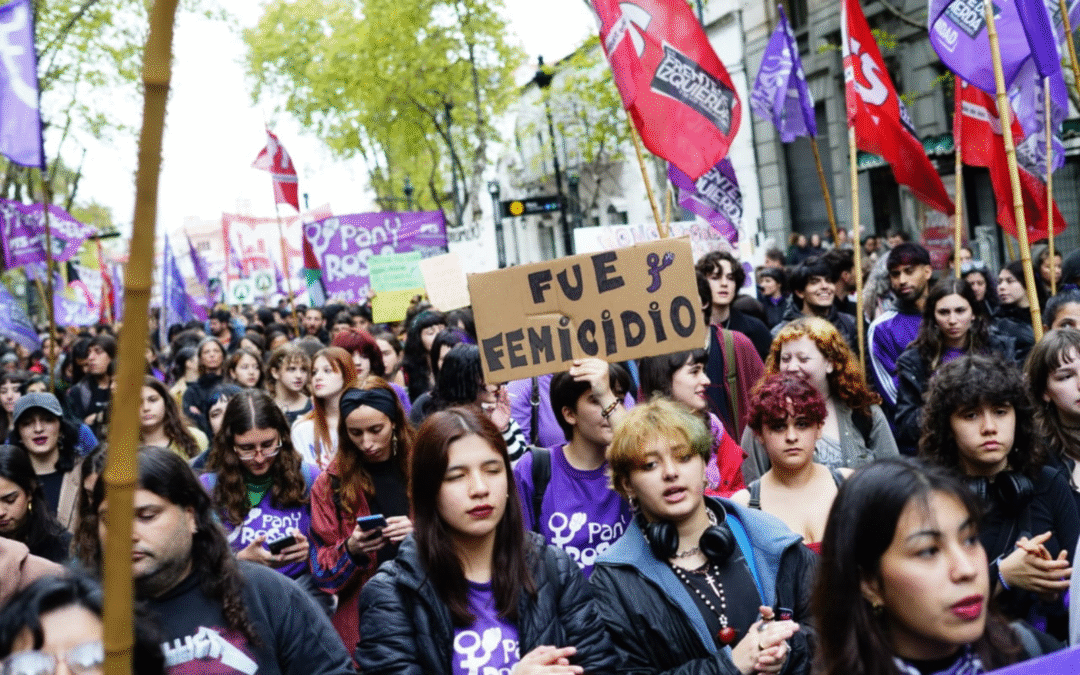 В Аргентині у прямому ефірі в соцмережах жорстоко вбили двох жінок та підлітку — тисячі людей вийшли на мітинги проти феміциду