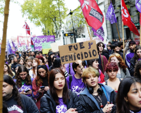В Аргентині у прямому ефірі в соцмережах жорстоко вбили двох жінок та підлітку - тисячі людей вийшли на мітинги проти феміциду