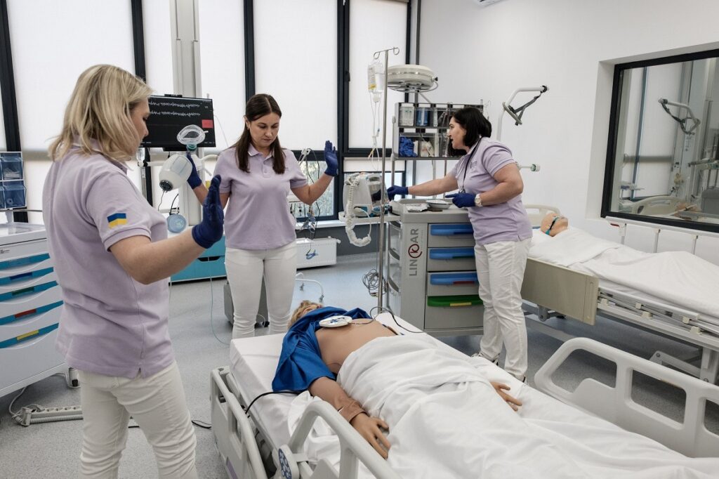 В Україні запускають безплатну програму підготовки асистентів із персонального догляду 