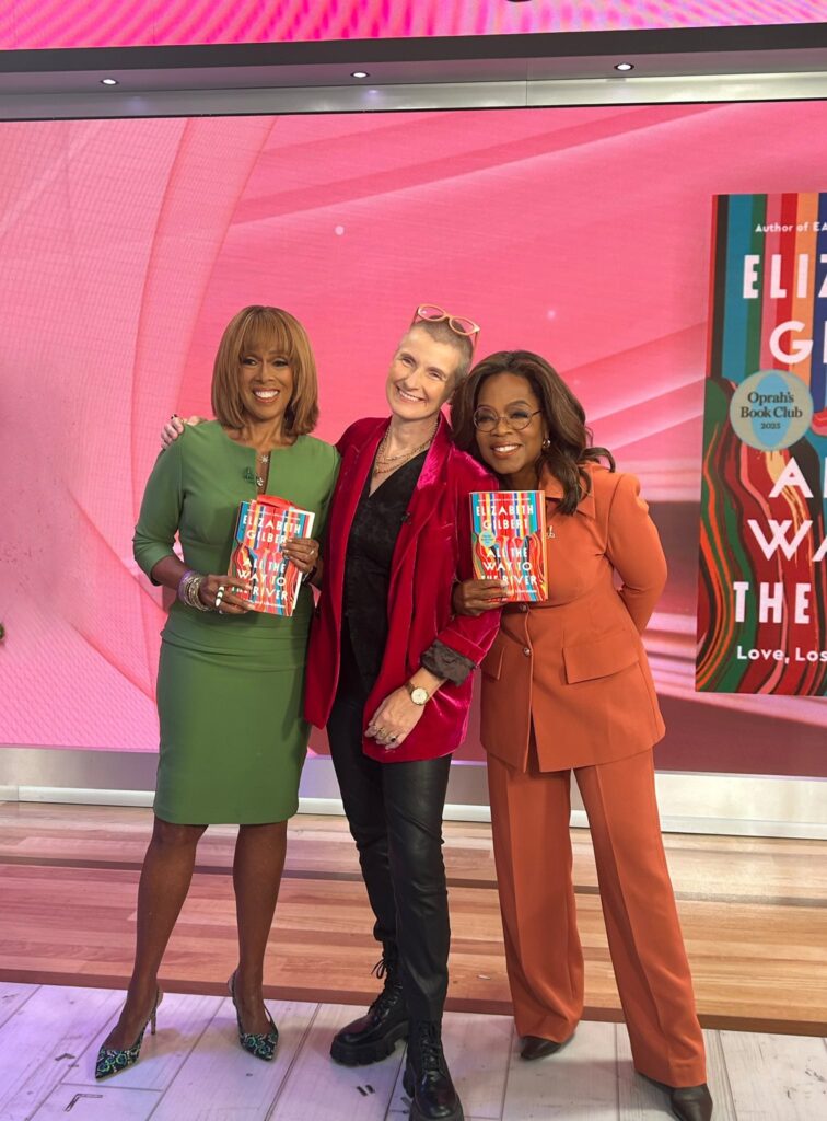 «Я ж та приємна леді, що написала “Їсти, молитися, кохати”, а тим часом ходжу по парку з фентанілом, морфієм і снодійним, намагаючись скласти план убивства». Елізабет Ґілберт видала нові відверті мемуари