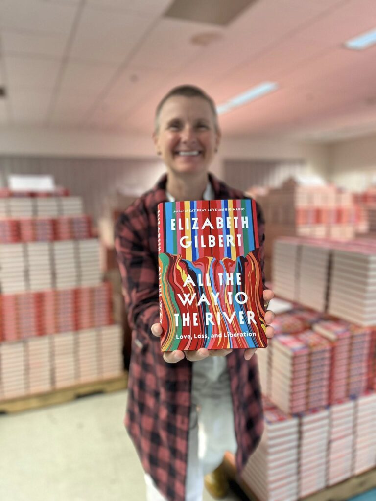 «Я ж та приємна леді, що написала “Їсти, молитися, кохати”, а тим часом ходжу по парку з фентанілом, морфієм і снодійним, намагаючись скласти план убивства». Елізабет Ґілберт видала нові відверті мемуари
