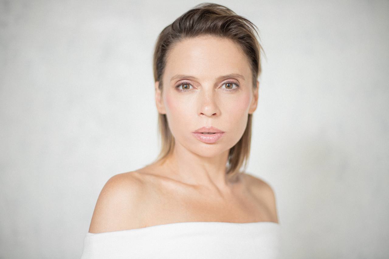 «Він повертається в неділю». Уривок із роману Ірени Карпи про любов, що народжується під час війни