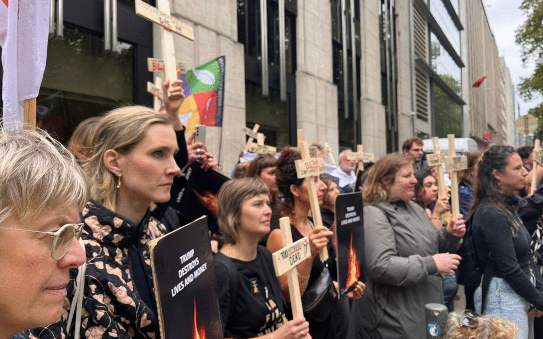 У Брюсселі десятки людей вийшли на акцію протесту проти знищення Трампом запасів контрацептивів на мільйони доларів