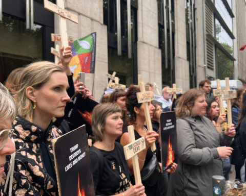 У Брюсселі десятки людей вийшли на акцію протесту проти знищення Трампом запасів контрацептивів на мільйони доларів