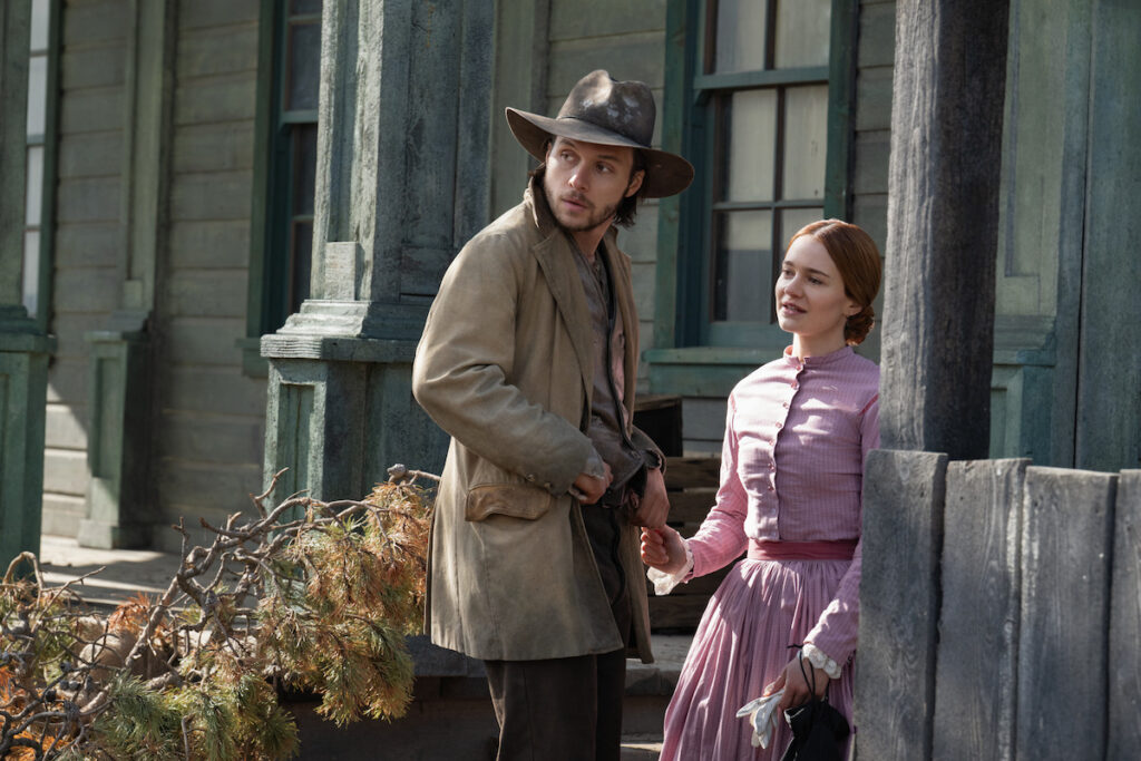 Вестерн про боротьбу жінок за землю і владу. Netflix показав перші кадри з серіалу «Покинуті» з Джилліан Андерсон і Ліною Гіді