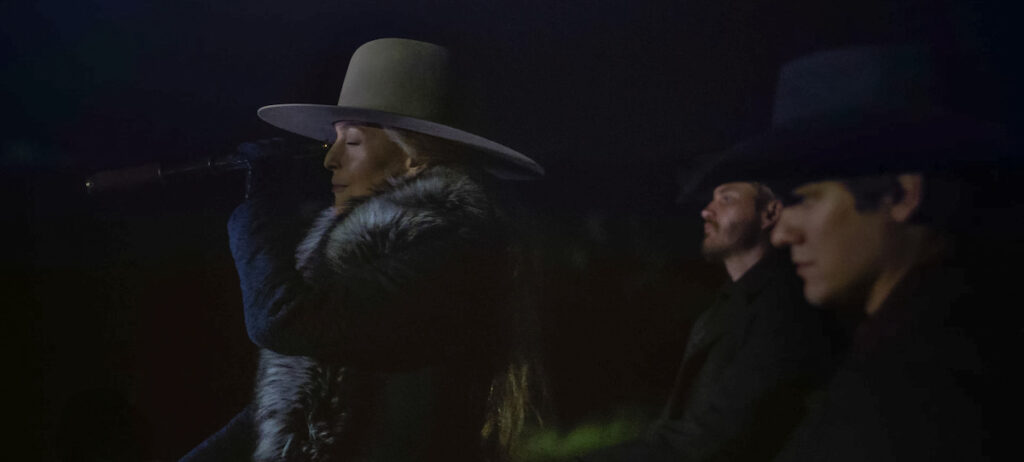 Вестерн про боротьбу жінок за землю і владу. Netflix показав перші кадри з серіалу «Покинуті» з Джилліан Андерсон і Ліною Гіді