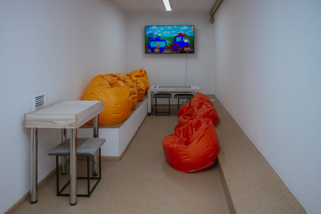 У деокупованому Ізюмі на Харківщині створили підземний освітній простір для школярів