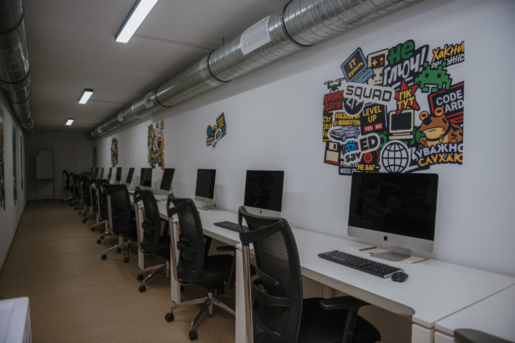 У деокупованому Ізюмі на Харківщині створили підземний освітній простір для школярів