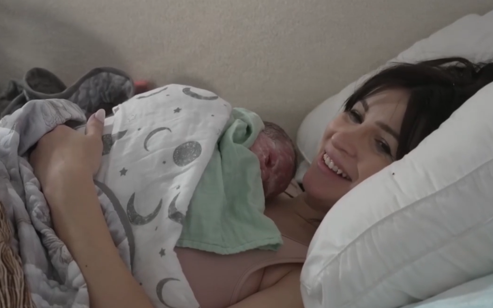 Відома Twitch-стримерка народила дівчинку в прямому ефірі: трансляція тривала понад вісім годин