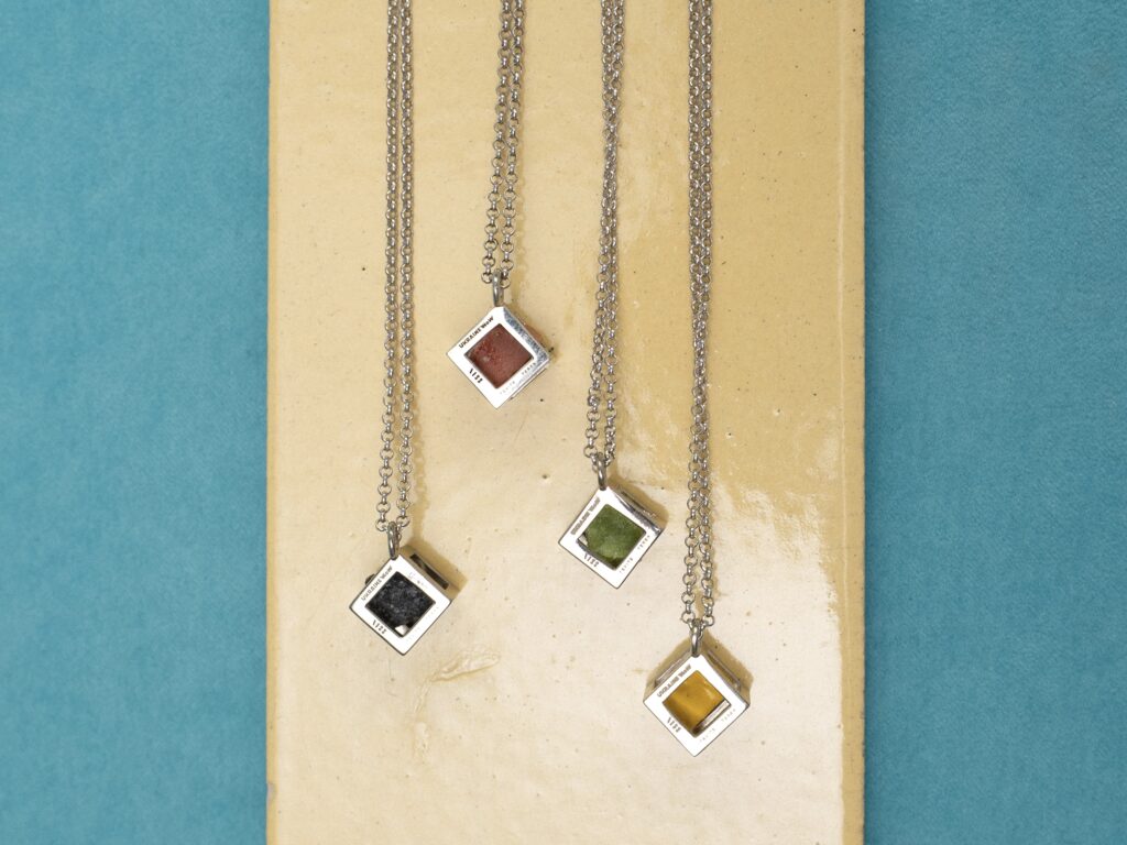 Бренд Tsvite Teren випустив підвіс із фрагментів смальти з відтвореної мозаїки «Боривітер» Алли Горської