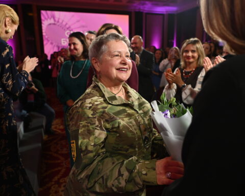 Відзнаку Українського жіночого конгресу за жіноче лідерство отримала військова Тетяна Теплюк Хрещена
