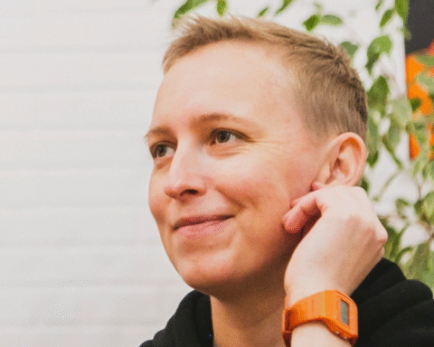 У Харкові невідомий напав на співорганізаторку прайдів Віру Чернигіну