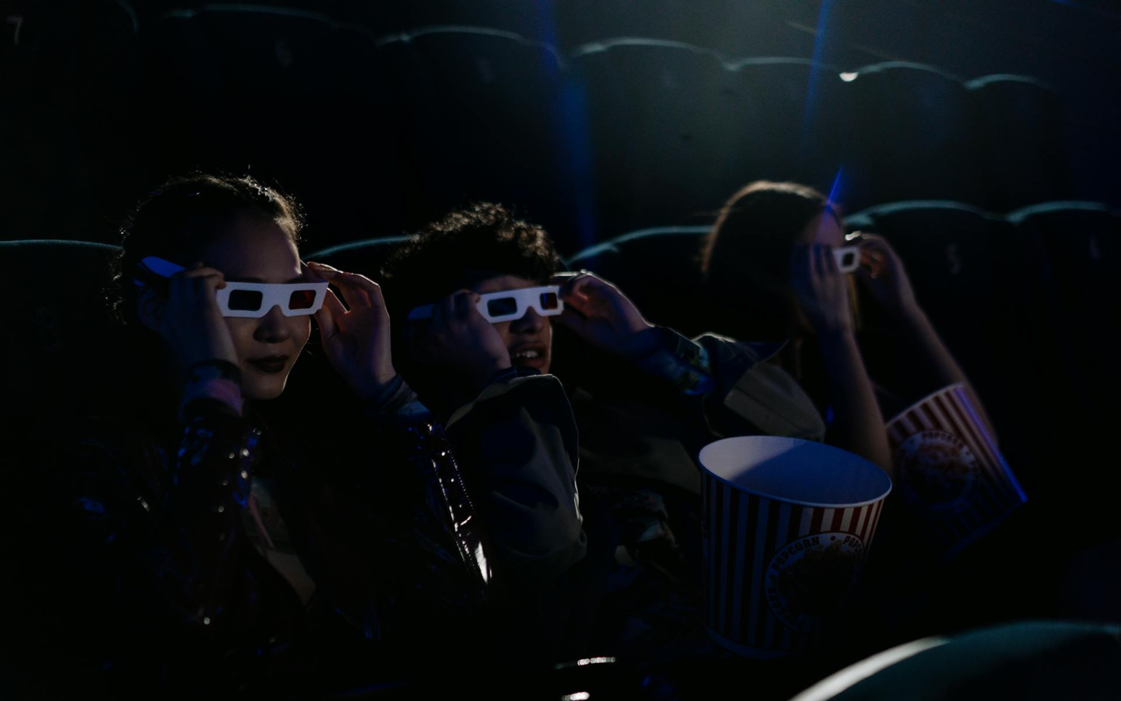 Дослідження: сучасна молодь втомилася від сексу в кіно і хоче бачити на екранах більше дружби та анімації