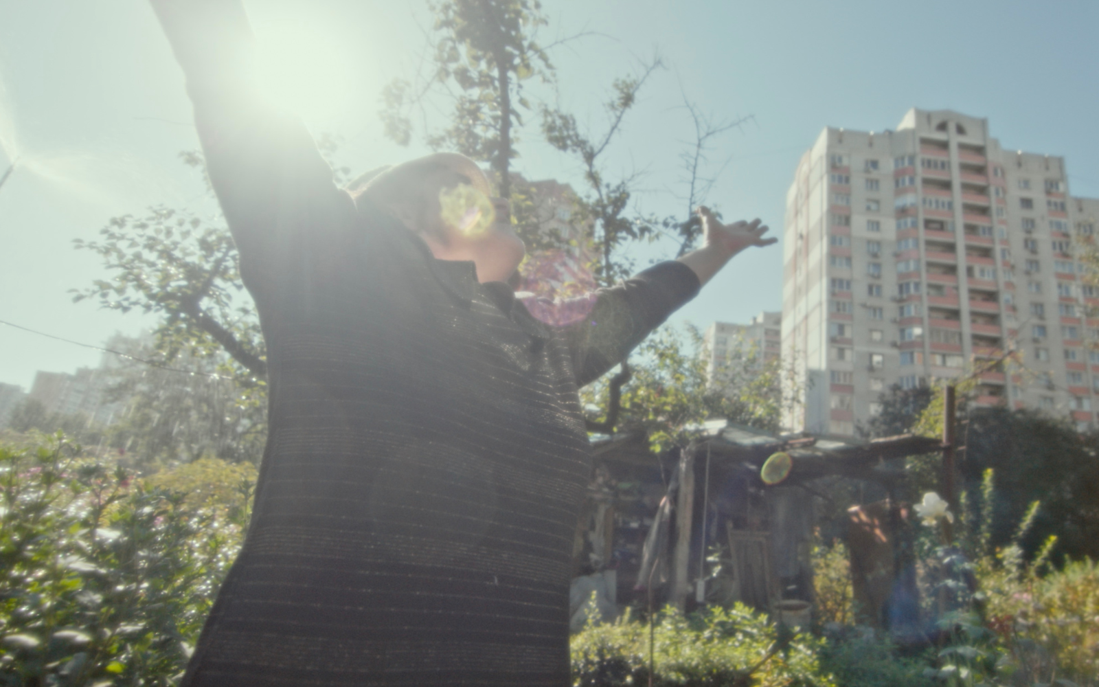 На Takflix вийшов фільм «Квіти України» Аделіни Борець про киянку з Позняків, яка захищає свою землю від забудовників