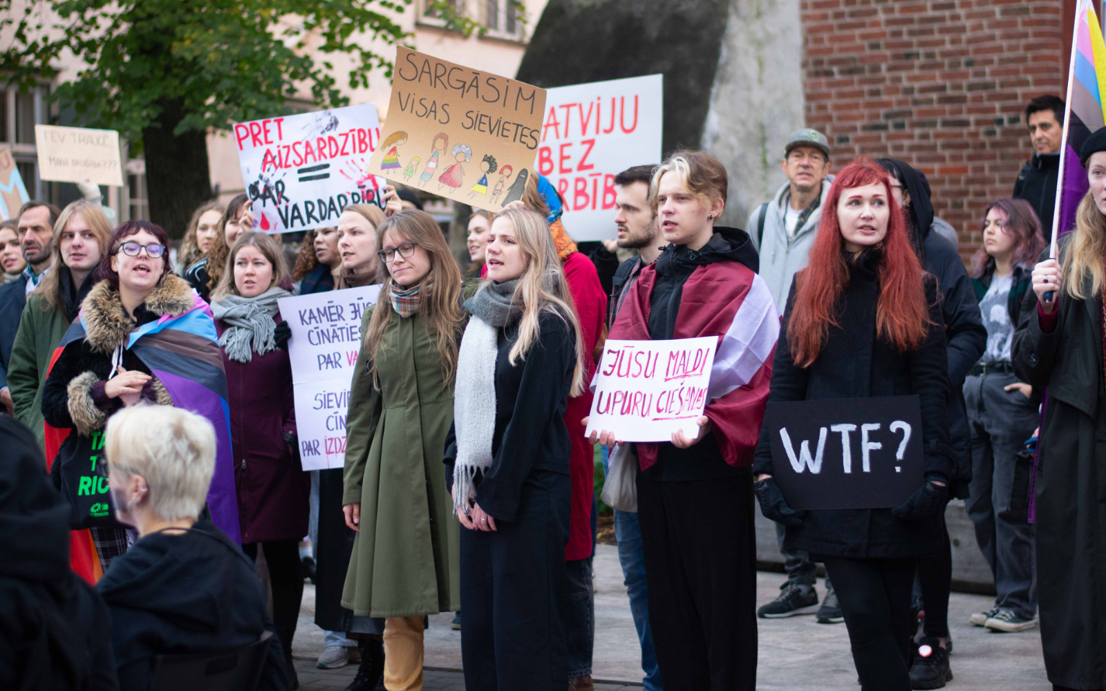 «Бити жінок — не наша цінність». У Ризі провели мітинг-перформанс проти виходу Латвії зі Стамбульської конвенції