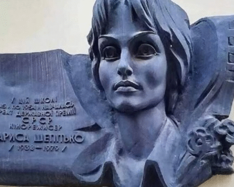 У Львові демонтували пам’ятну дошку режисерці Ларисі Шепітько, після розголосу у міськраді пояснили, що встановлять нову