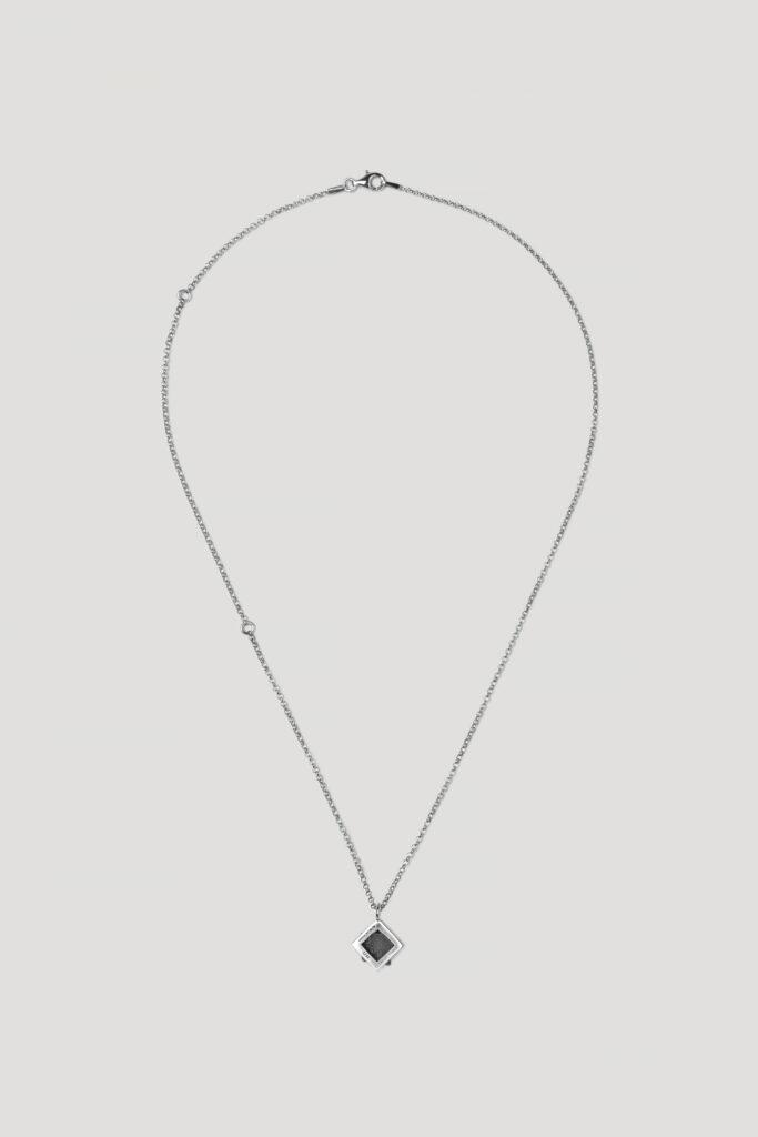 Бренд Tsvite Teren випустив підвіс із фрагментів смальти з відтвореної мозаїки «Боривітер» Алли Горської