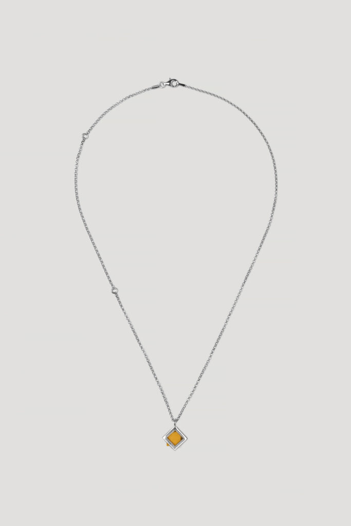 Бренд Tsvite Teren випустив підвіс із фрагментів смальти з відтвореної мозаїки «Боривітер» Алли Горської