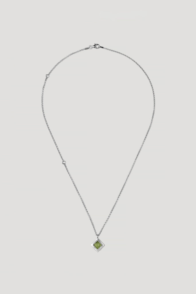 Бренд Tsvite Teren випустив підвіс із фрагментів смальти з відтвореної мозаїки «Боривітер» Алли Горської