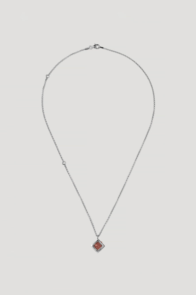 Бренд Tsvite Teren випустив підвіс із фрагментів смальти з відтвореної мозаїки «Боривітер» Алли Горської