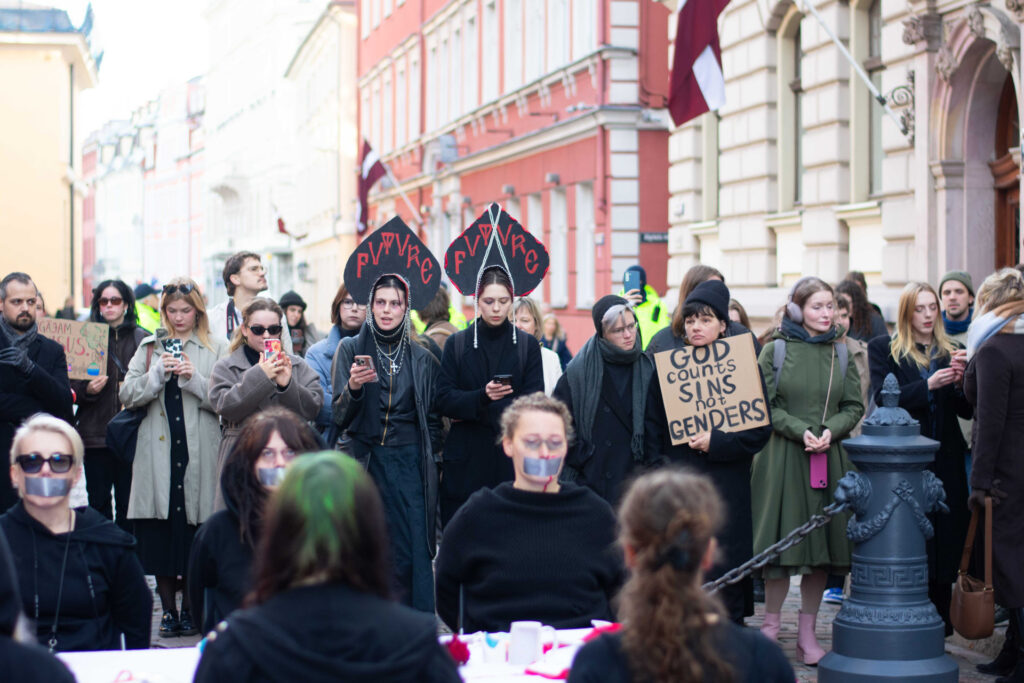 «Бити жінок — не наша цінність». У Ризі провели мітинг-перформанс проти виходу Латвії зі Стамбульської конвенції