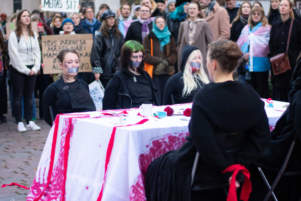 «Бити жінок — не наша цінність». У Ризі провели мітинг-перформанс проти виходу Латвії зі Стамбульської конвенції