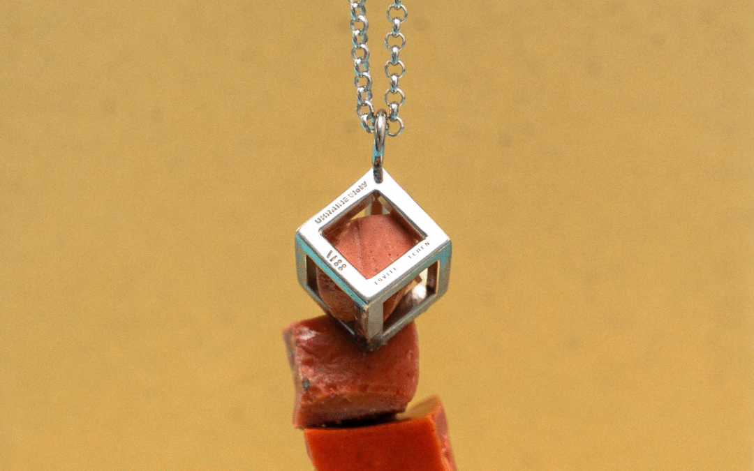 Бренд Tsvite Teren випустив підвіс із фрагментів смальти з відтвореної мозаїки «Боривітер» Алли Горської