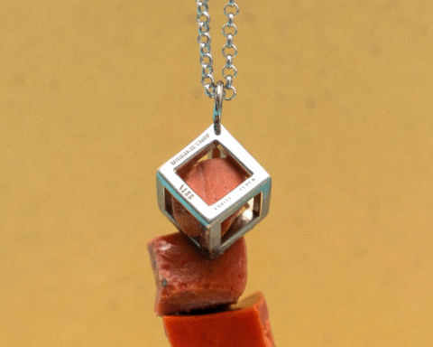 Бренд Tsvite Teren випустив підвіс із фрагментів смальти з відтвореної мозаїки Боривітер Алли Горської