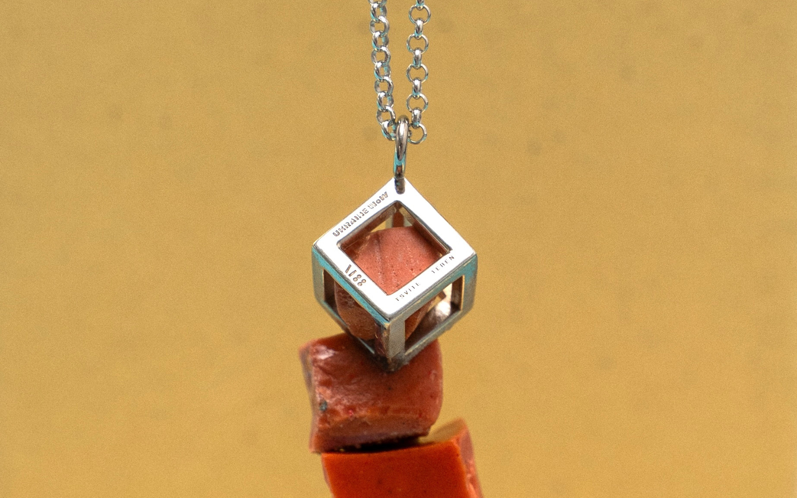 Бренд Tsvite Teren випустив підвіс із фрагментів смальти з відтвореної мозаїки Боривітер Алли Горської