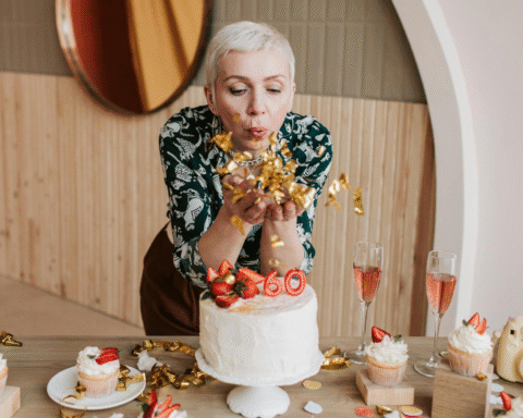 Жінки в Україні живуть на 12 років довше за чоловіків, і розрив продовжує зростати - дослідження